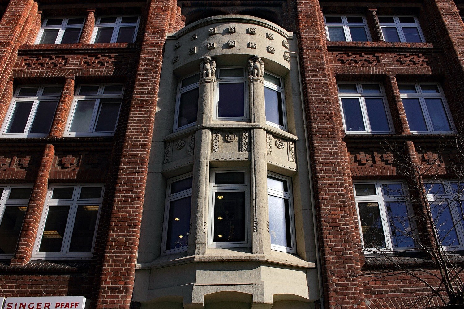 Leerstehendes Bürogebäude — Gewerbeobjekt für die Umnutzung zu gefördertem Wohnraum (KfW 266)