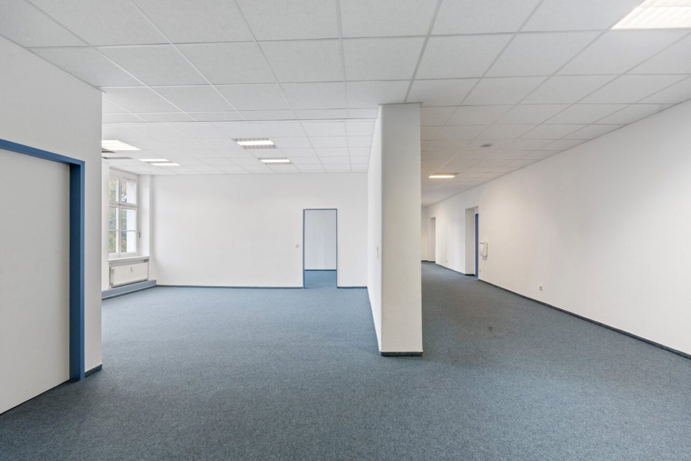 Modernes Bürogebäude mit Glasfassade als förderfähiges Umnutzungsobjekt