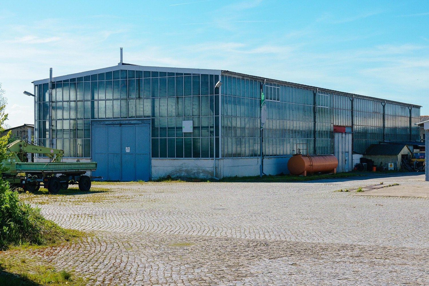 Leere Gewerbe- und Lagerhalle als Umnutzungsobjekt